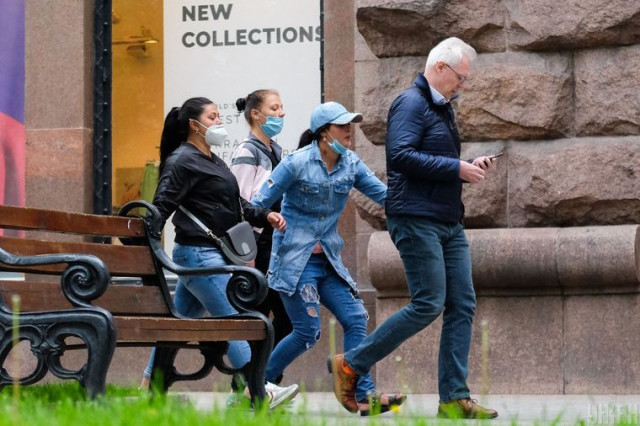 Жінка намагається витягти гаманець із кишені перехожого на Хрещатику, Київ, 15 травня 2020 року